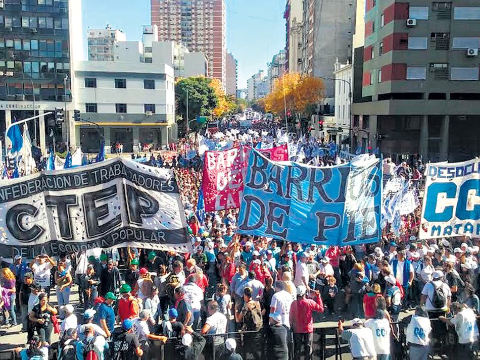 En el acto también hubo columnas de ATE, el Frente Darío Santillán, Simón Bolívar y La Dignidad.