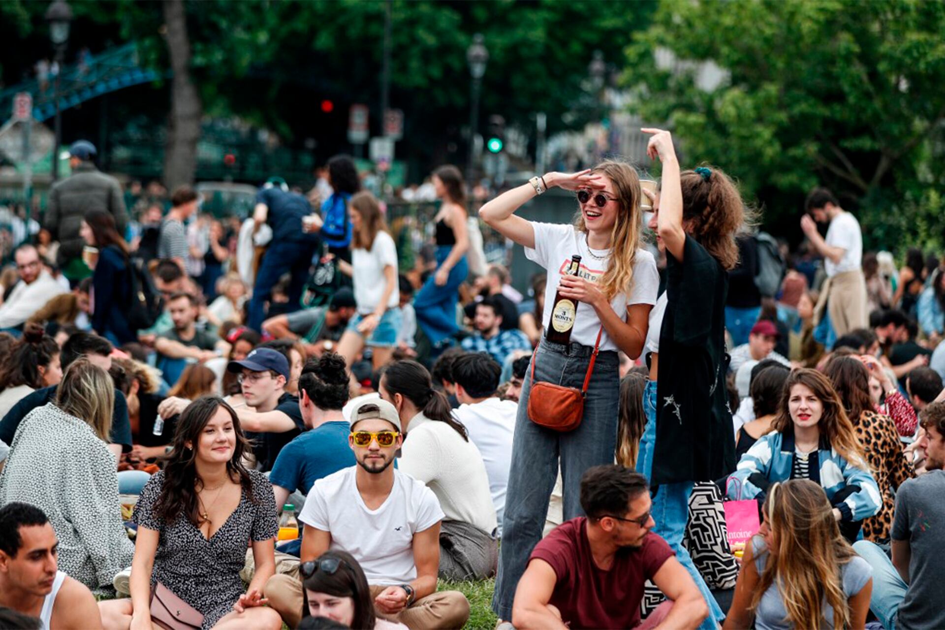 Gran parte de la juventud parisina usó el incentivo cultural para comprar libros, y copó las calles en la Fete de la Musique