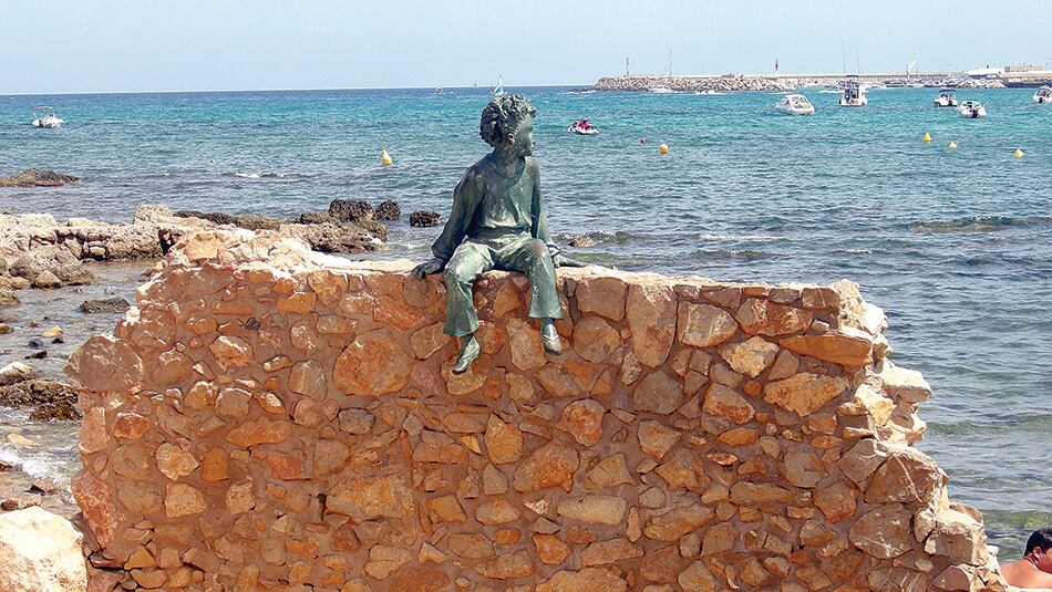 A lo largo de la costanera de la Playa de Riells, un homenaje al Principito de Saint-Exupéry.