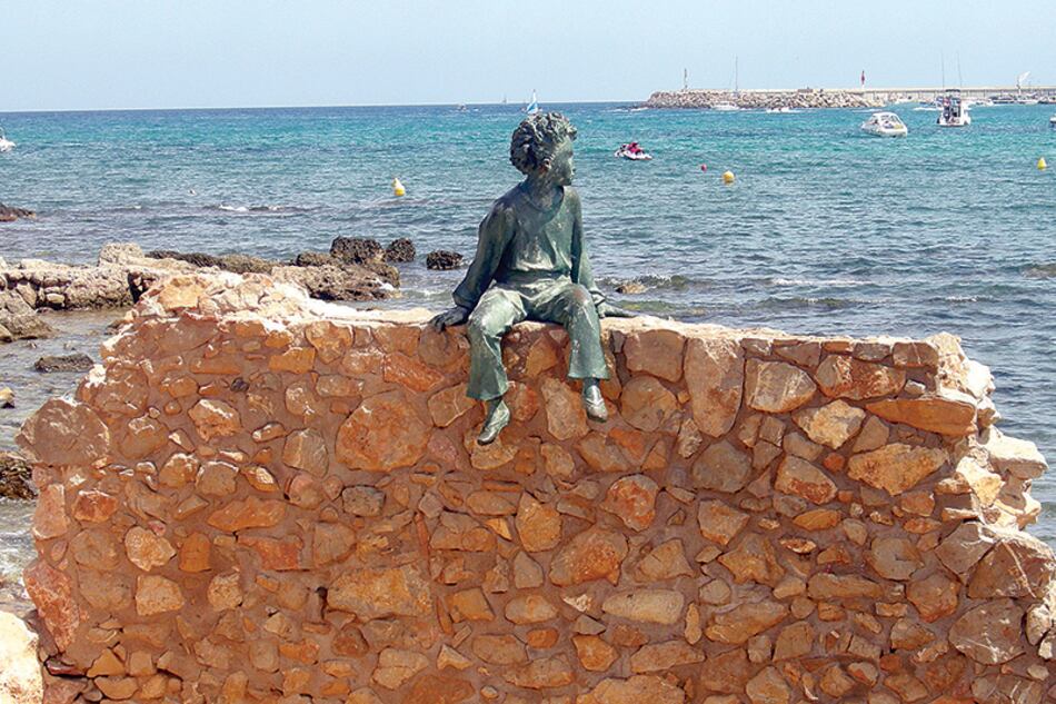 A lo largo de la costanera de la Playa de Riells, un homenaje al Principito de Saint-Exupéry.