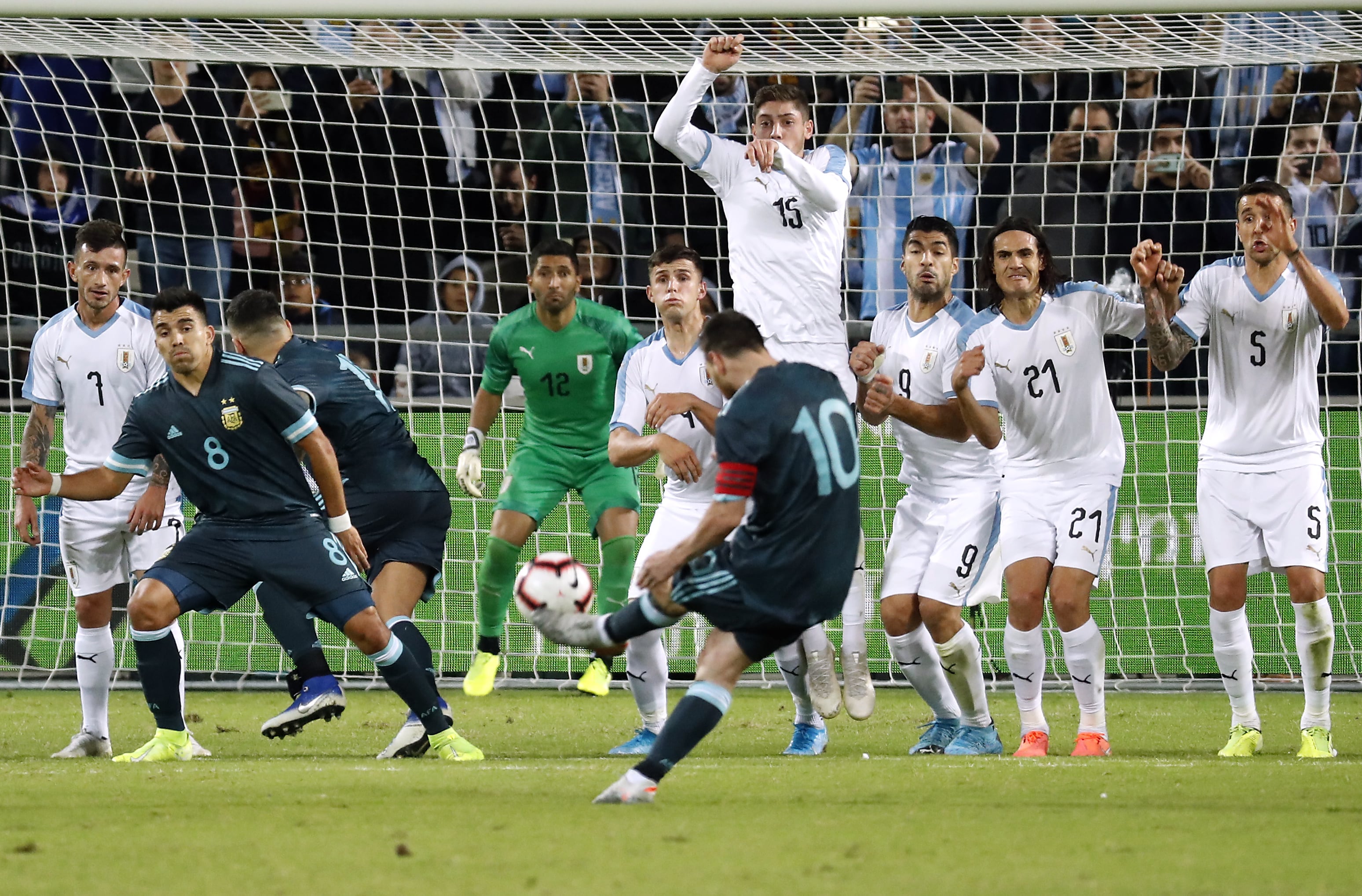 El tiro de libre encontró una gran reacción de Campaña.