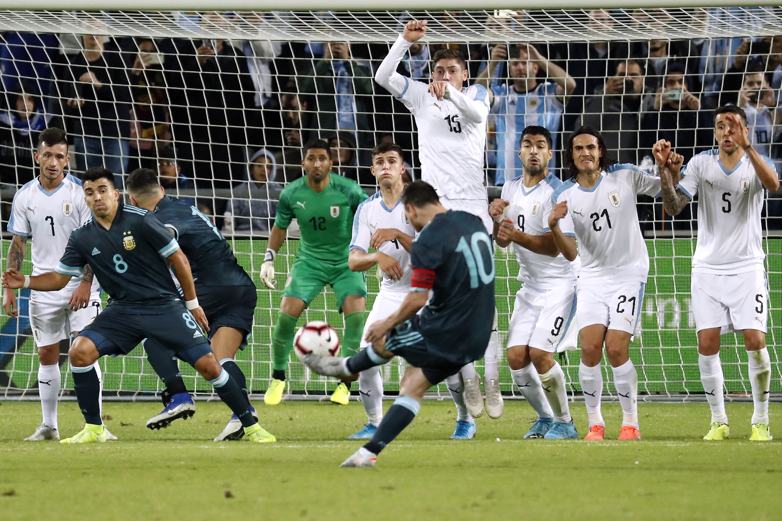 El tiro de libre encontró una gran reacción de Campaña.