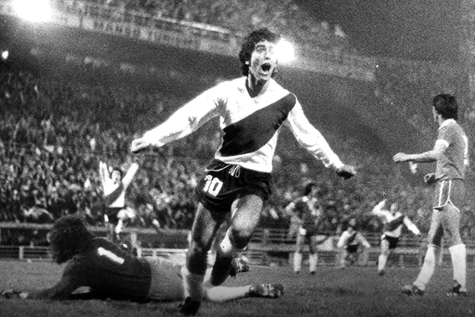 Rubén Bruno festeja el gol que le dio el título a River en el Metropolitano 1975