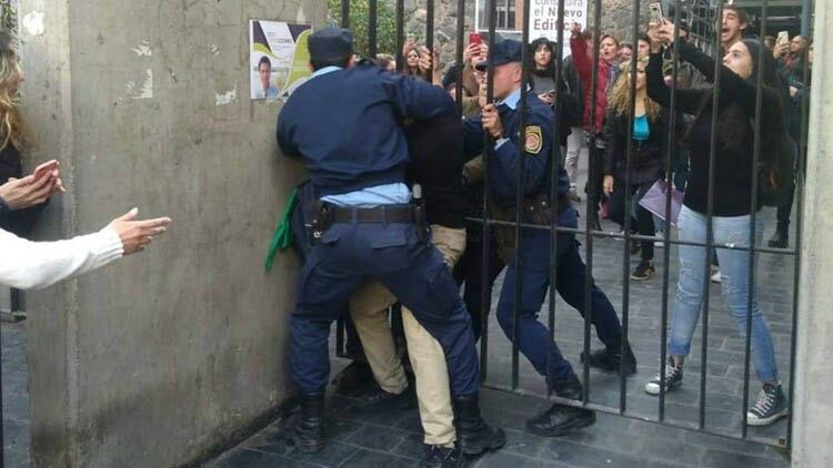 Una escena de forcejos en la Facultad de Derecho de la UNC, esta tarde