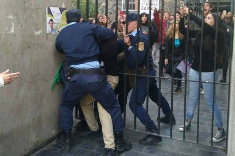 Una escena de forcejos en la Facultad de Derecho de la UNC, esta tarde
