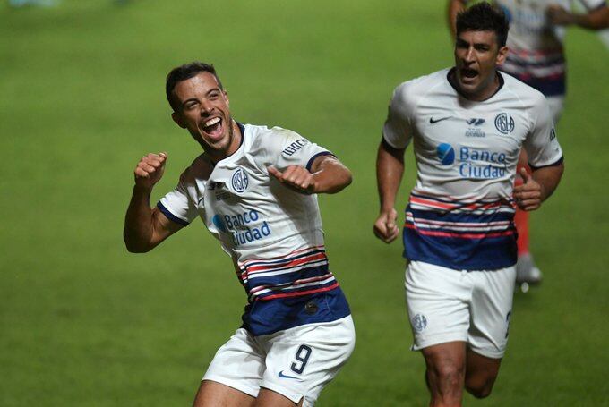 Di Santo celebra el primero para San Lorenzo.