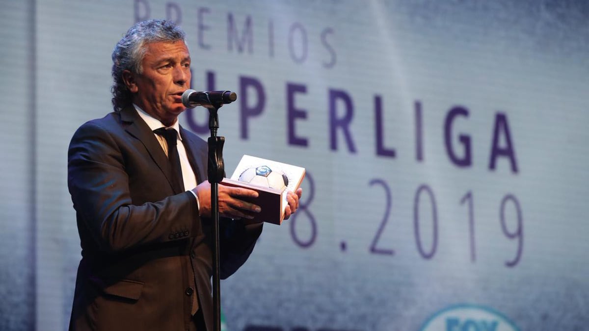 Gorosito, campeón con Tigre de la Copa de la Superliga, recibe el premio al mejor DT.