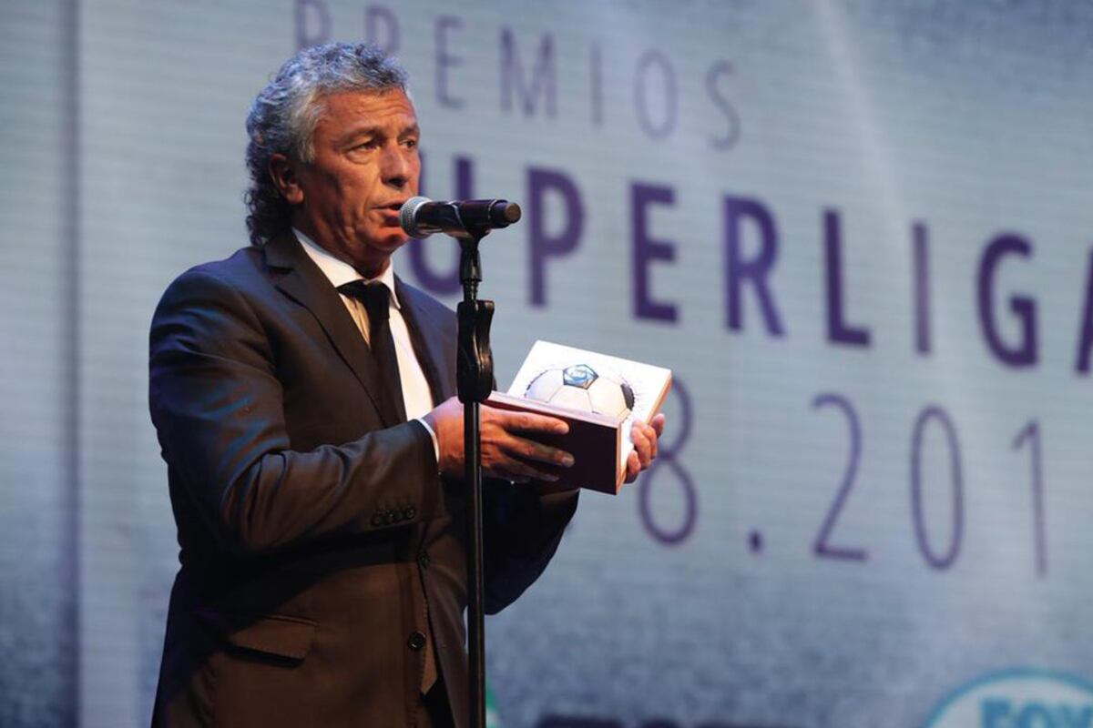 Gorosito, campeón con Tigre de la Copa de la Superliga, recibe el premio al mejor DT.