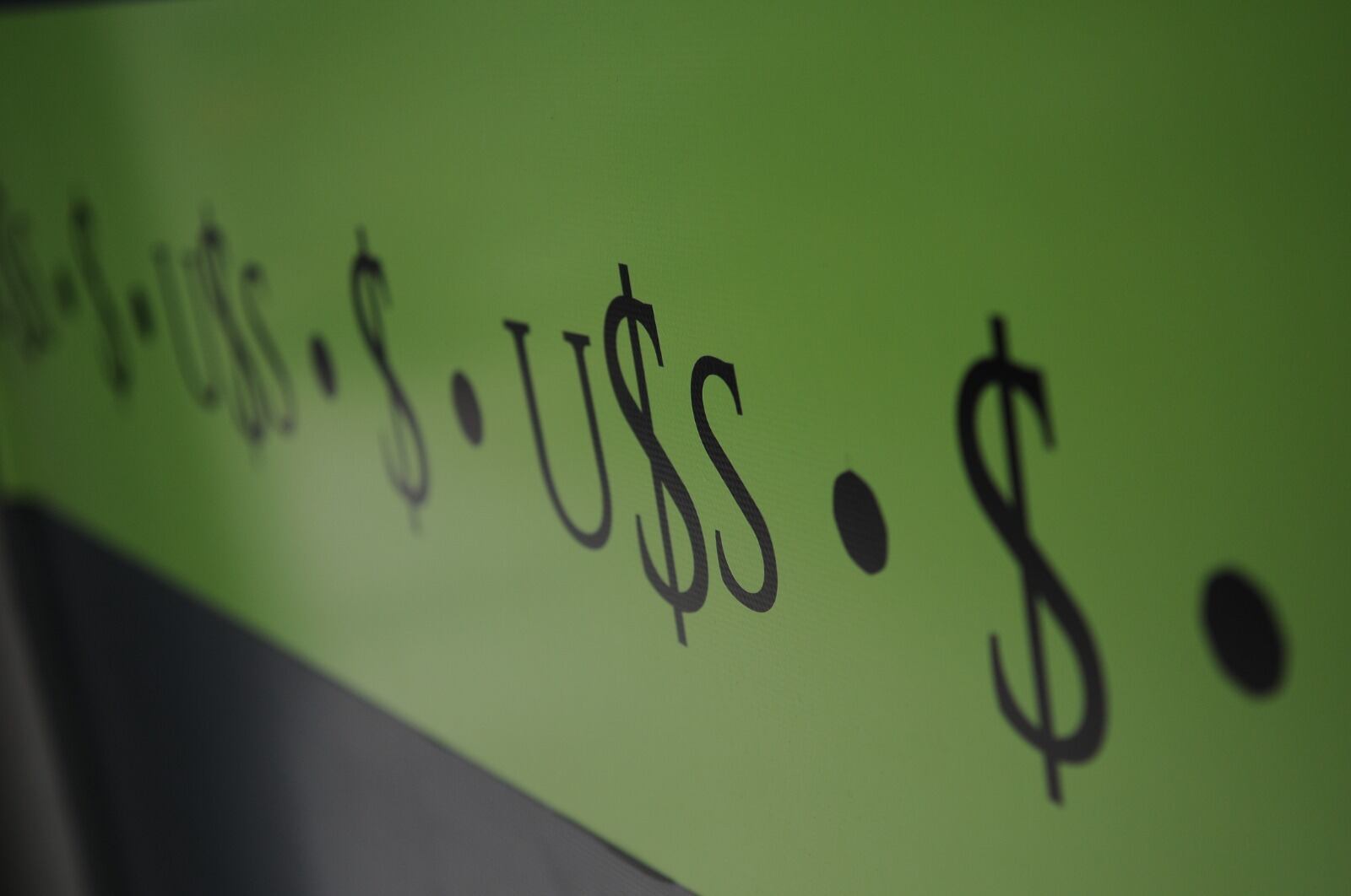 El dólar contado con liquidación avanzó 1,8 por ciento, a 525 pesos; mientras que el MEP subió 1,6 por ciento, a 492 pesos.