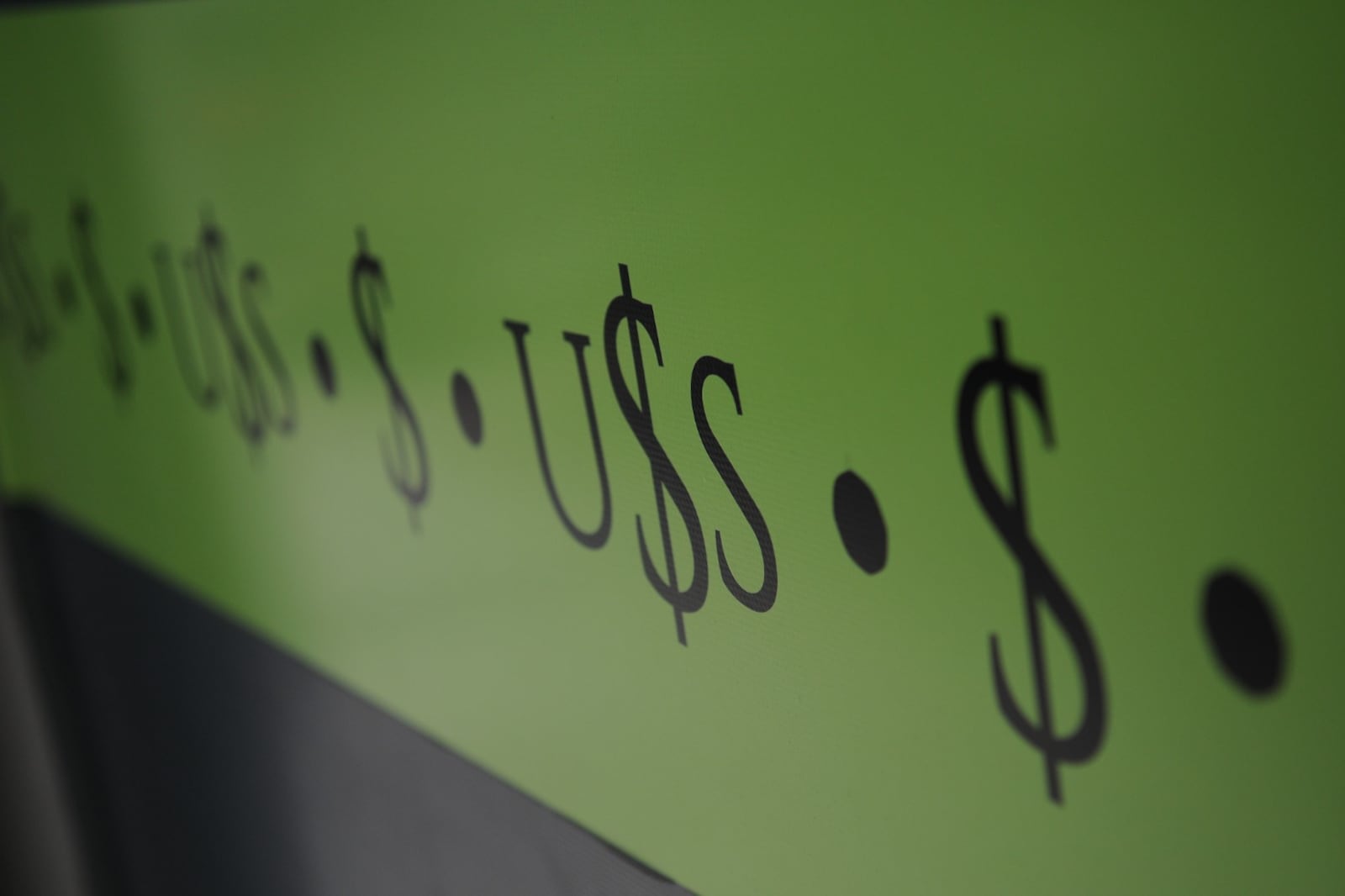 El dólar contado con liquidación avanzó 1,8 por ciento, a 525 pesos; mientras que el MEP subió 1,6 por ciento, a 492 pesos.