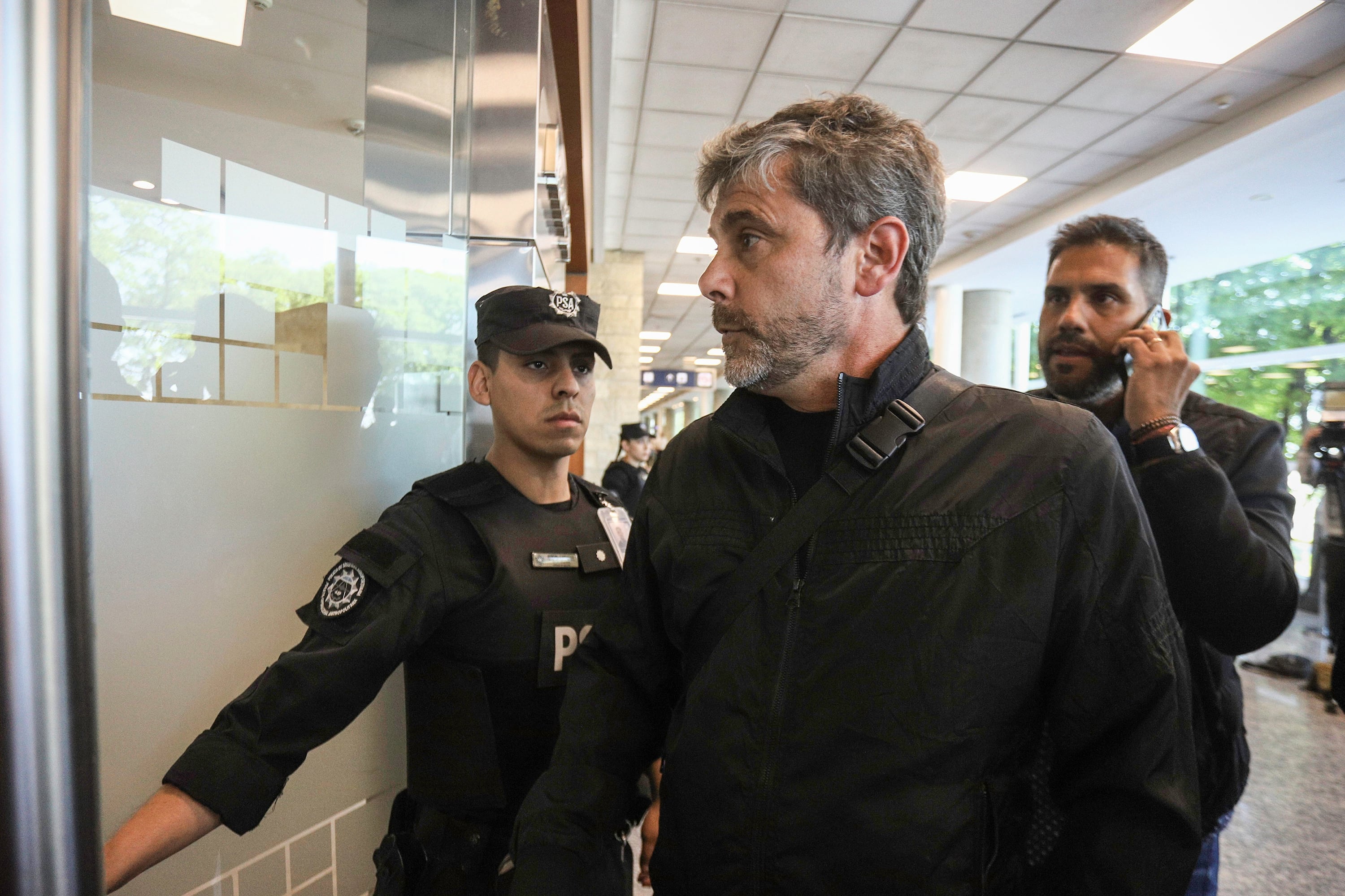 El secretario gremial de (APLA), Mateo Ferrería. Se dirigue a la reunión que se esta llevando a cabo en las oficinas del Aeroparque Jorge Newbery.