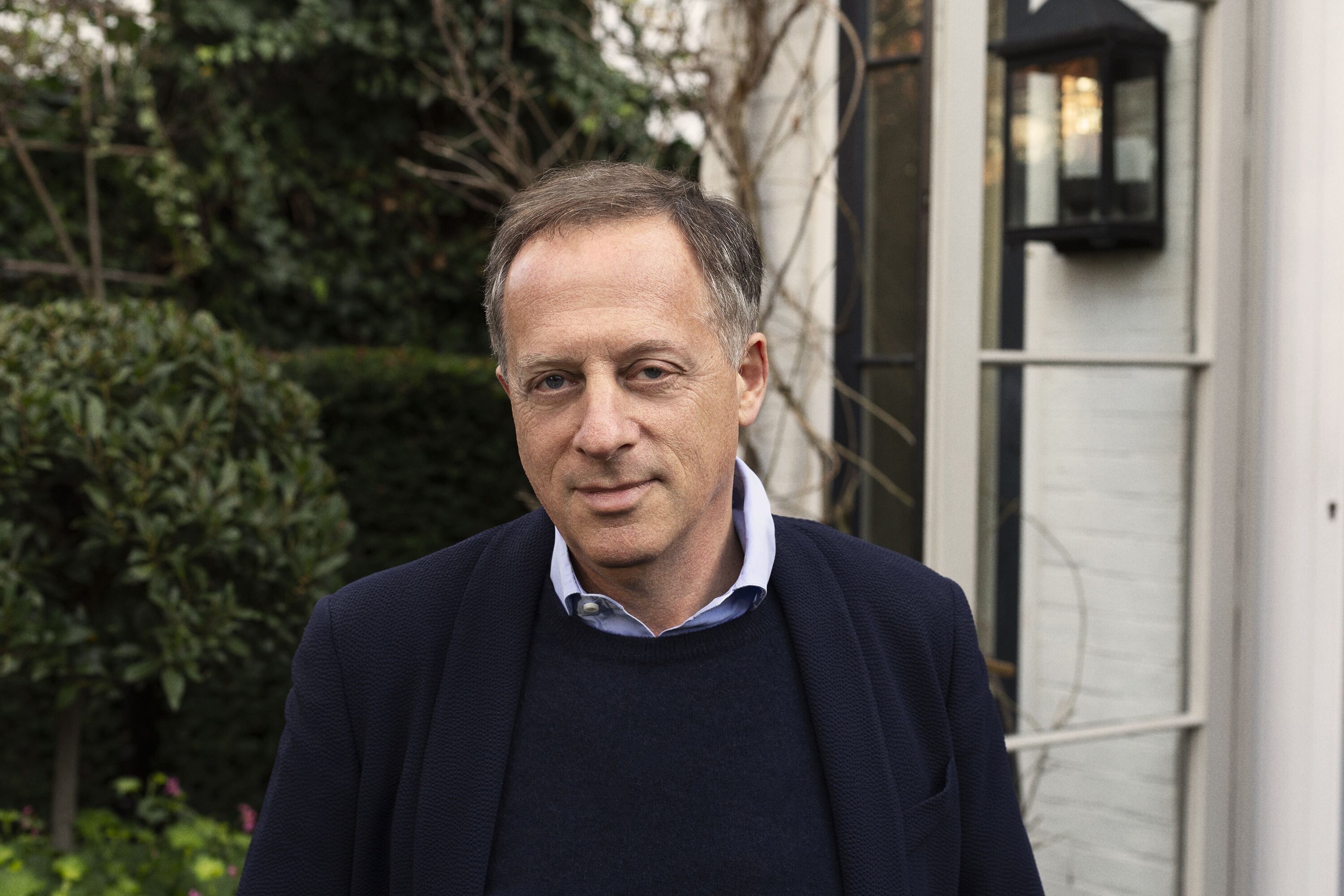 Richard Sharp debió renunciar a la presidencia de la BBC.