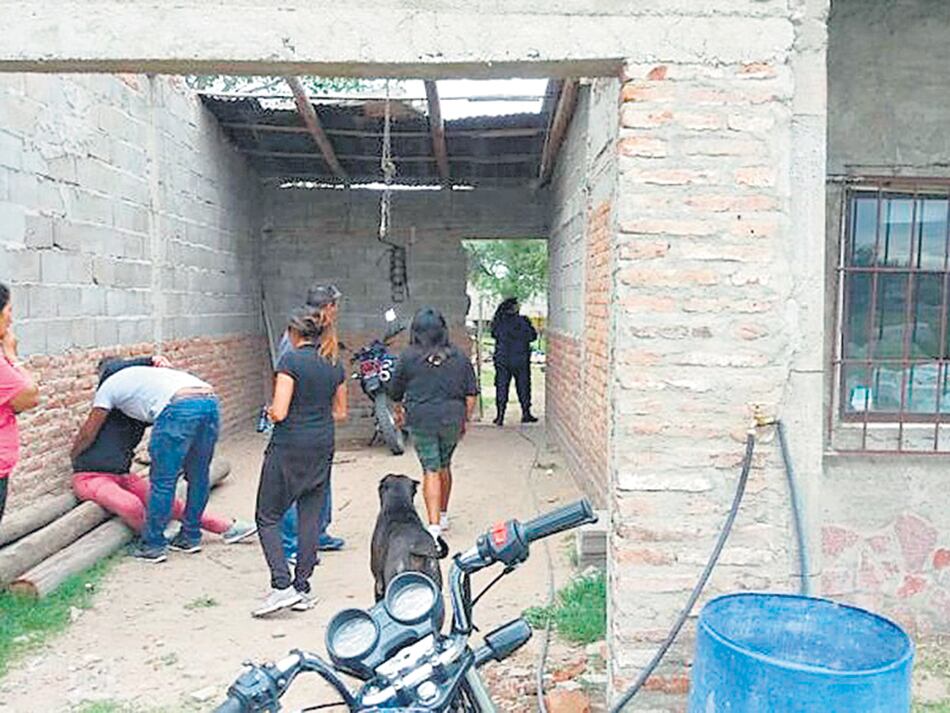 La policía recoge pruebas en la casa de Kevin, donde fue muerta Tamara.