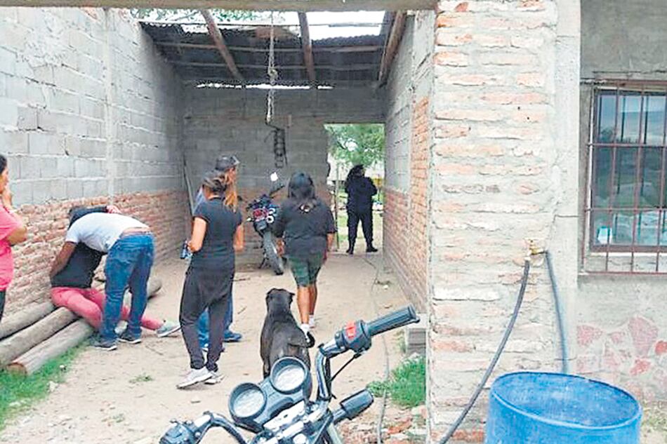 La policía recoge pruebas en la casa de Kevin, donde fue muerta Tamara.