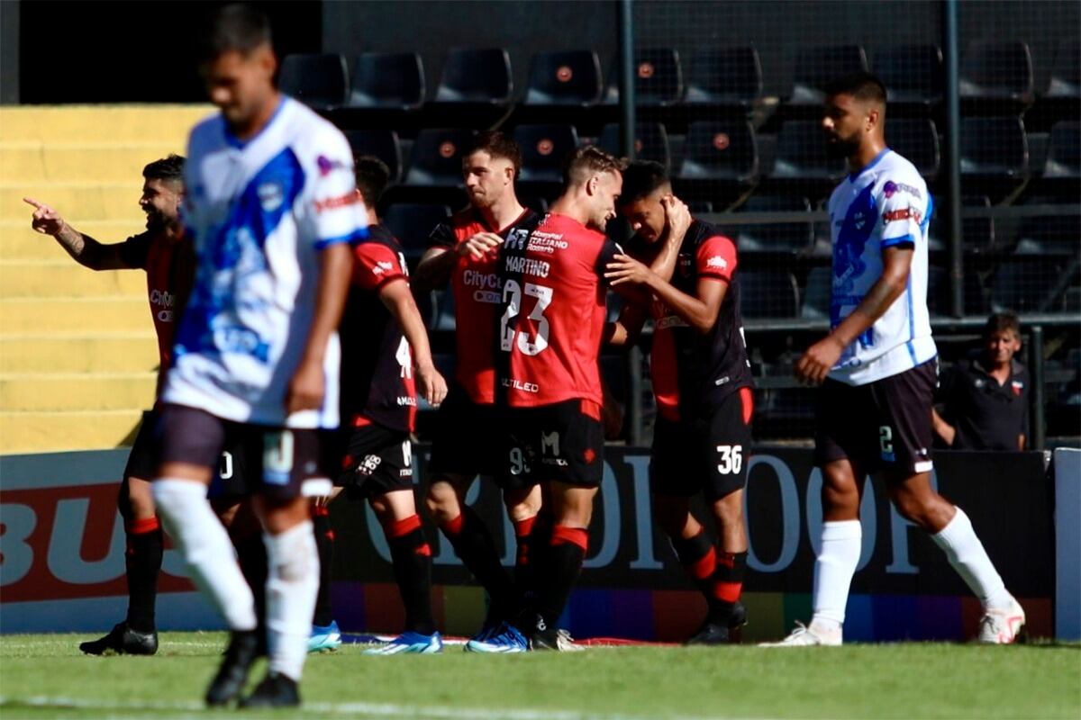 Esteban Fernández recibe todos los saludos por su primer gol