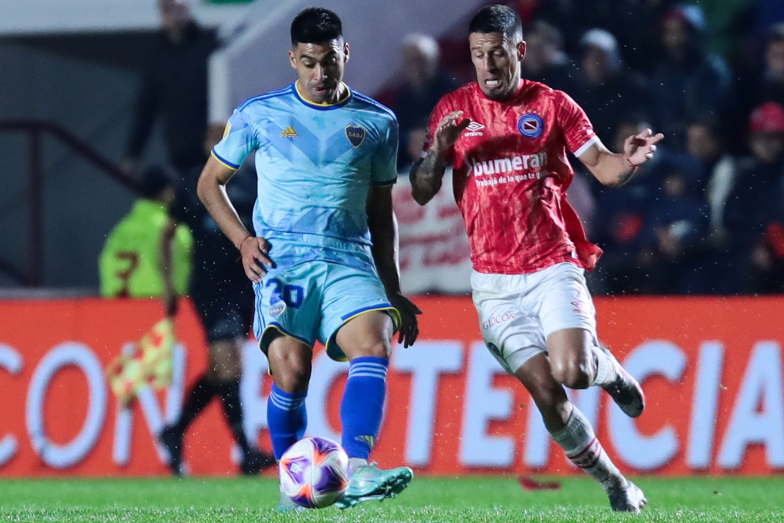 La camiseta alternativa le sentó bien a Boca, que ganó con lo justo