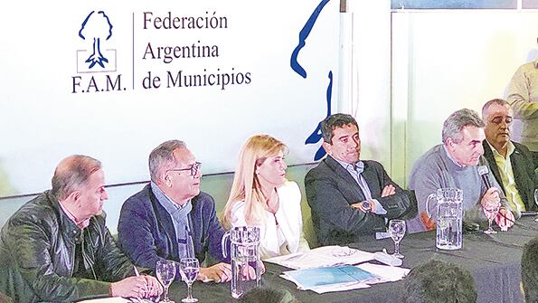 Intendentes de todo el país se reunieron con diputados de la oposición.