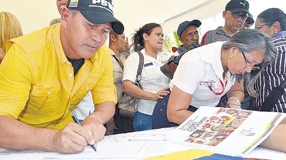 En la plaza Bolívar, funcionarios, dirigentes y gente de a pie firmaron la carta de Maduro.