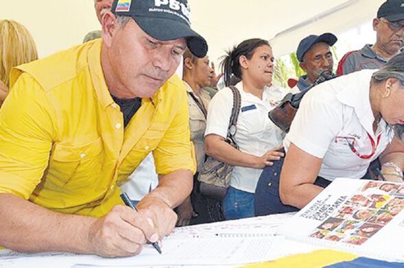 En la plaza Bolívar, funcionarios, dirigentes y gente de a pie firmaron la carta de Maduro.
