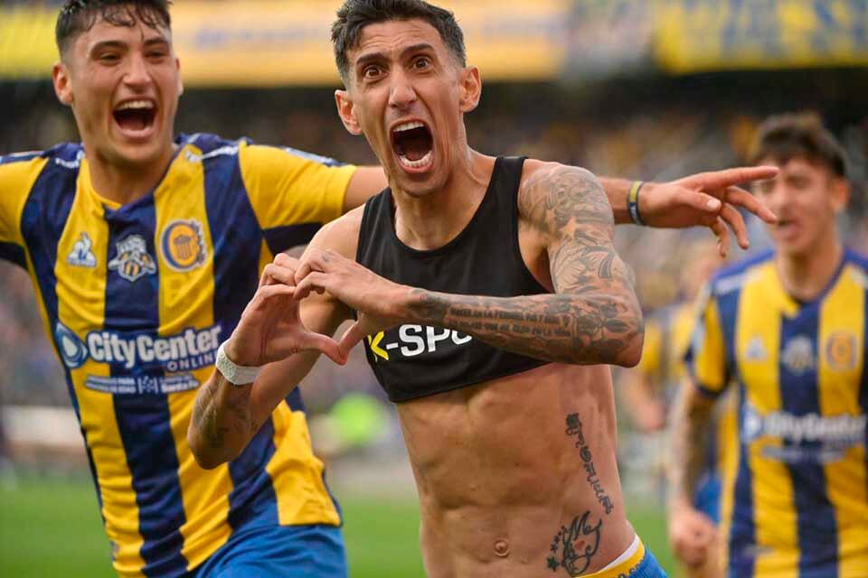 Di María celebra, con Veliz, el gol de penal.