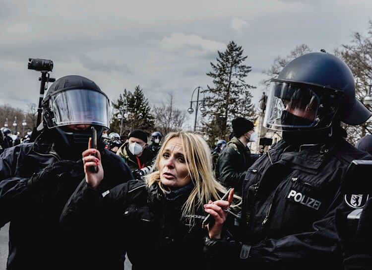 La policía se lleva detenida a una mujer en Kassel.