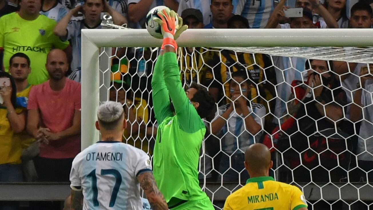 Alisson descuelga un tiro libre de Messi que estuvo cerca.