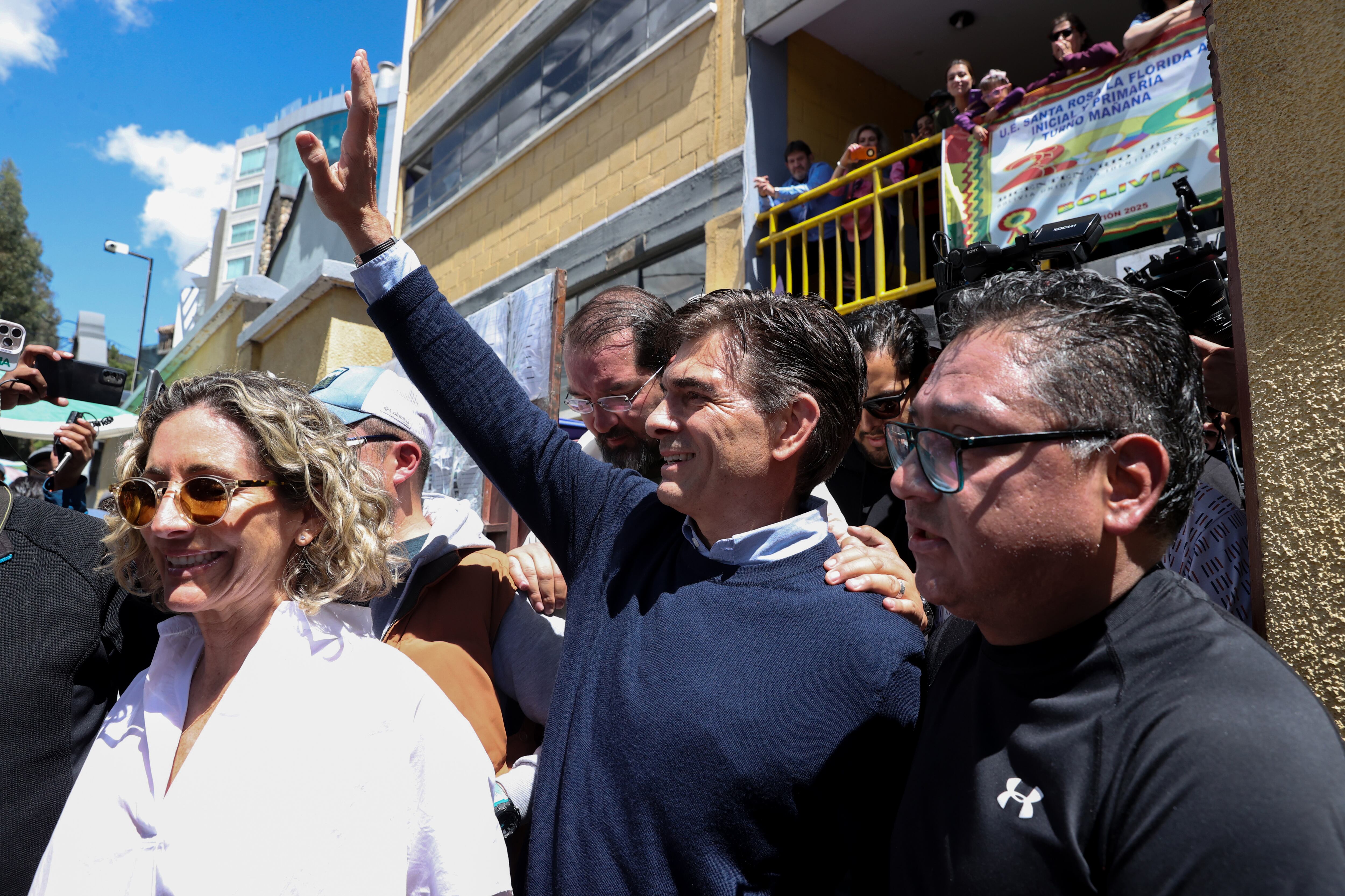 Rodrigo Paz saluda a sus seguidores este domingo luego de emitir el voto en La Paz