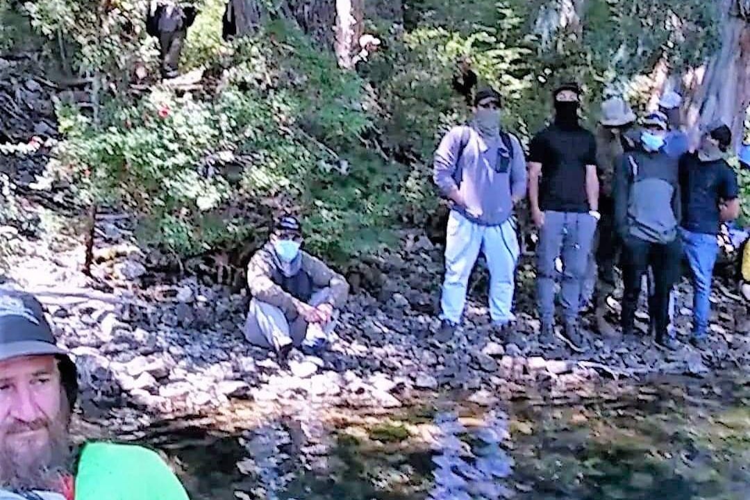 Febrero 2022, cuando activistas intentaron llegar a Lago Escondido. Los encapuchados son la patota de Lewis, a mando del multitasking Nicolás Van Ditmar.