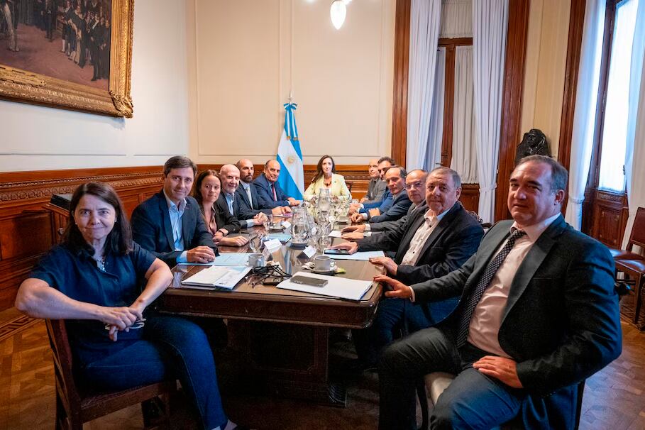 Los emisarios del Ejecutivo junto a Villarruel y los senadores aliados en la presidencia del Senado.