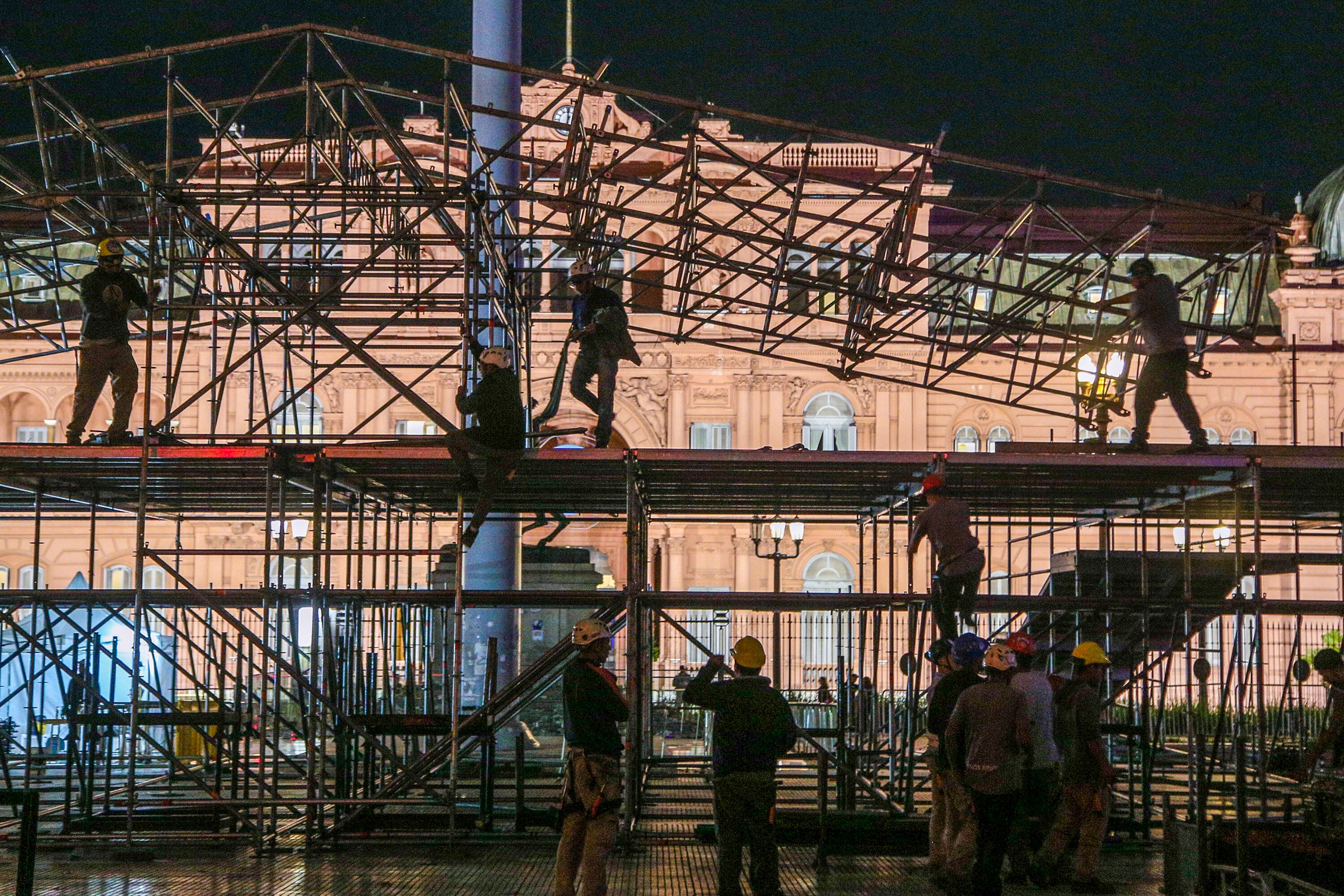 La Plaza de Mayo amaneció con estructuras metálicas y un escenario en las puertas de la Rosada.
