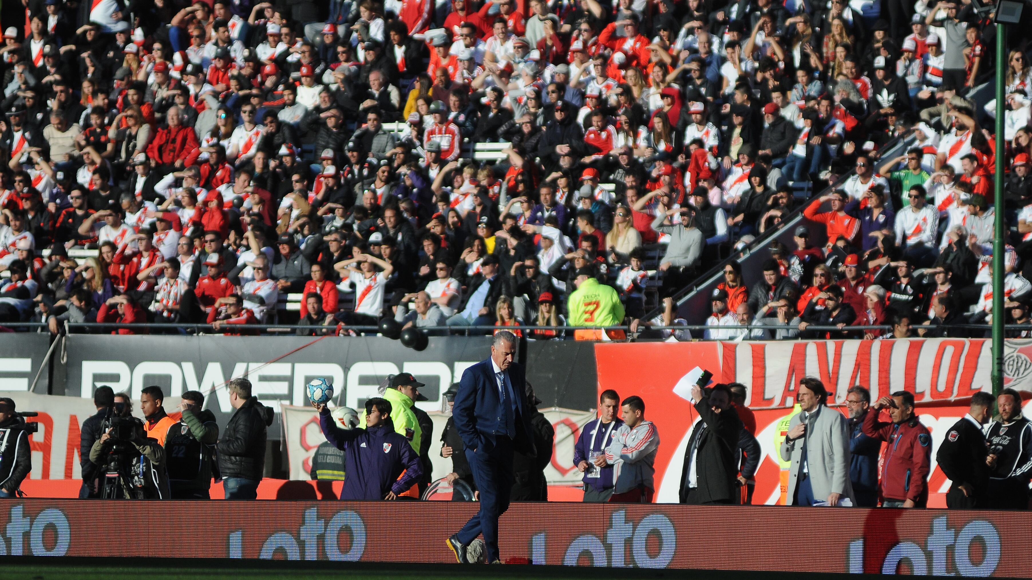 La caminata de Gustavo Alfaro.