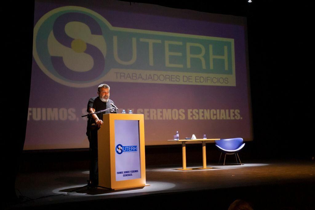 El titular del Suterh, Víctor Santa María, encabezó el homenaje a los trabajadores y trabajadoras de ese gremio que murieron por covid.