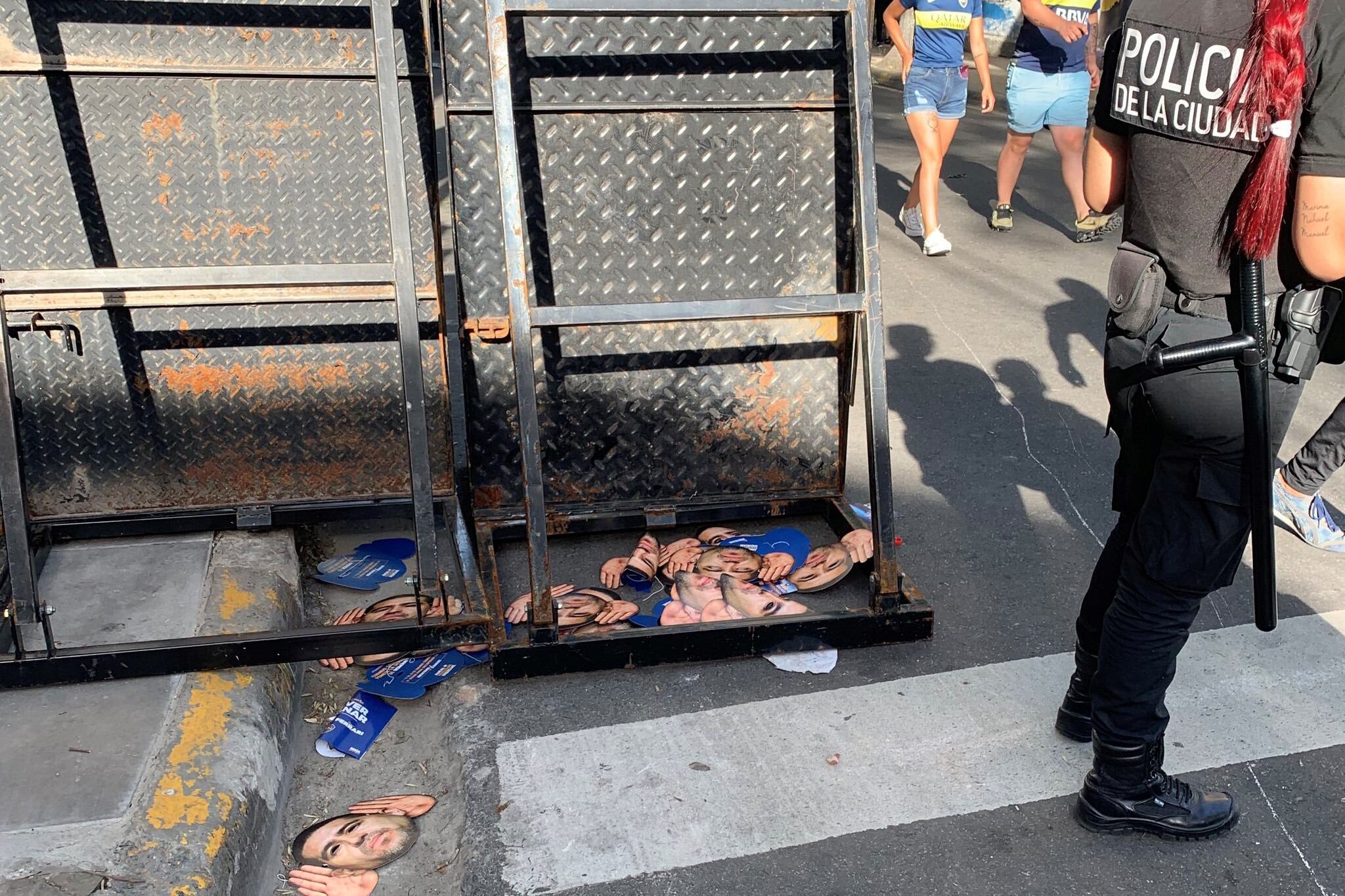 Las caretas de Riquelme, tiradas en el piso