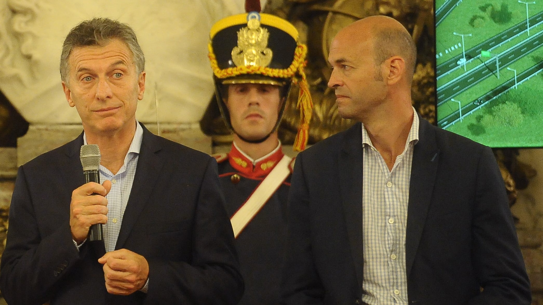 Mauricio Macri y Guillermo Dietrich, anuncios que no se verifican en la realidad.