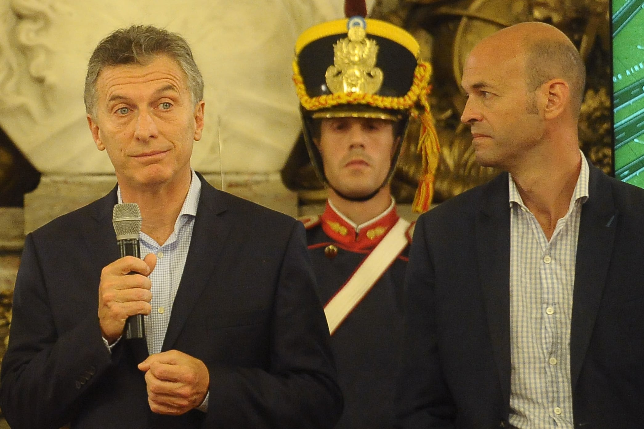 Mauricio Macri y Guillermo Dietrich, anuncios que no se verifican en la realidad.