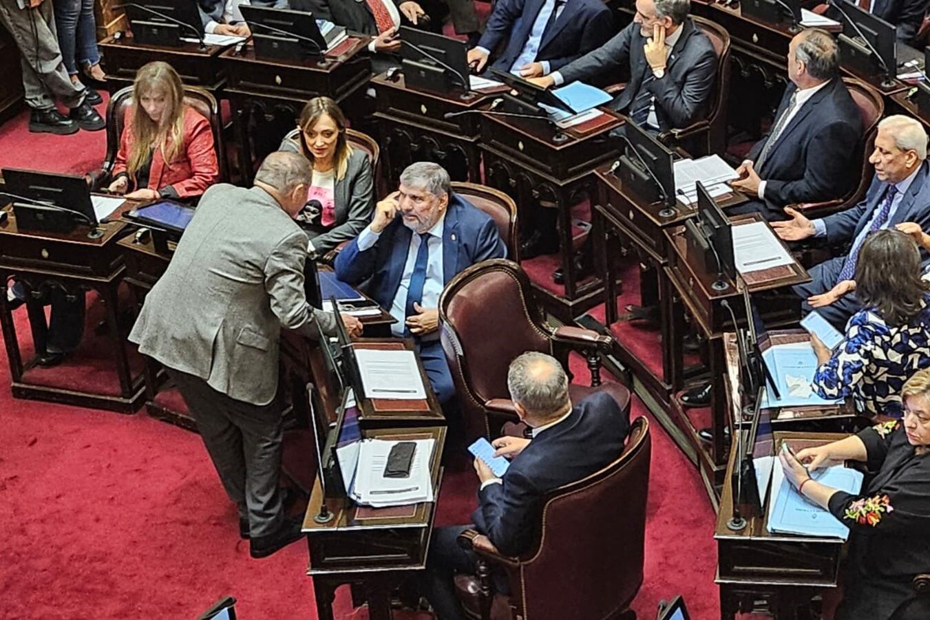 Alfredo De Angeli, del PRO, y José Mayans, de UP, en el inicio de la sesión.