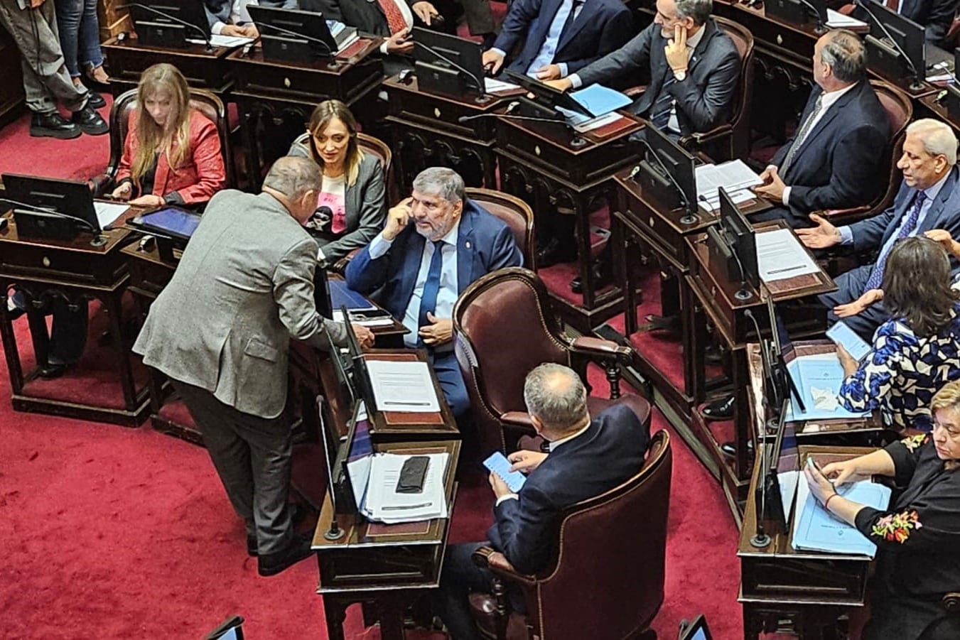 Alfredo De Angeli, del PRO, y José Mayans, de UP, en el inicio de la sesión.