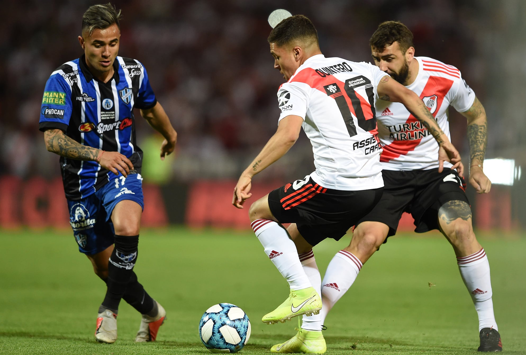 Quintero la pisa ante la marca de Brian Benítez.