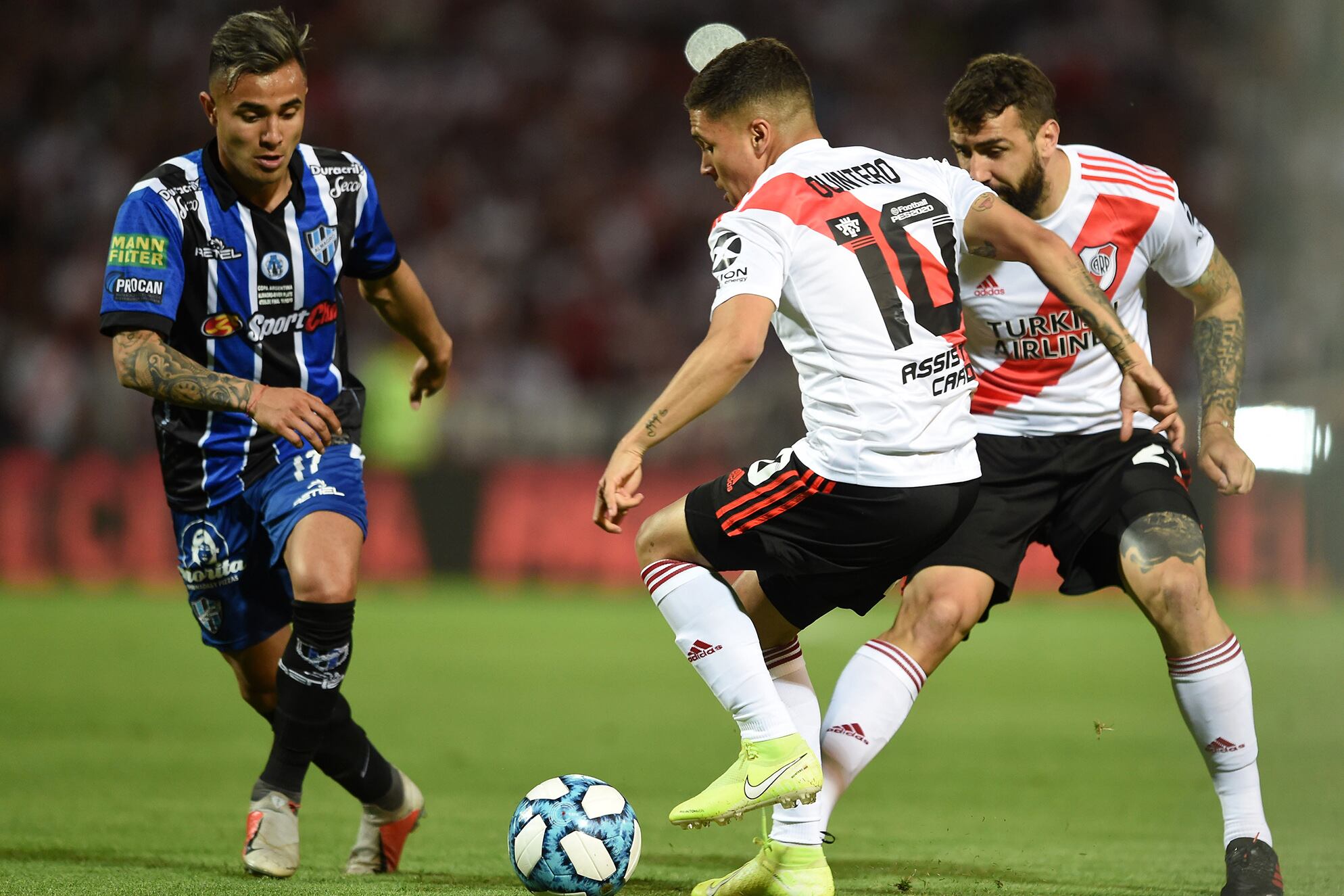 Quintero la pisa ante la marca de Brian Benítez.