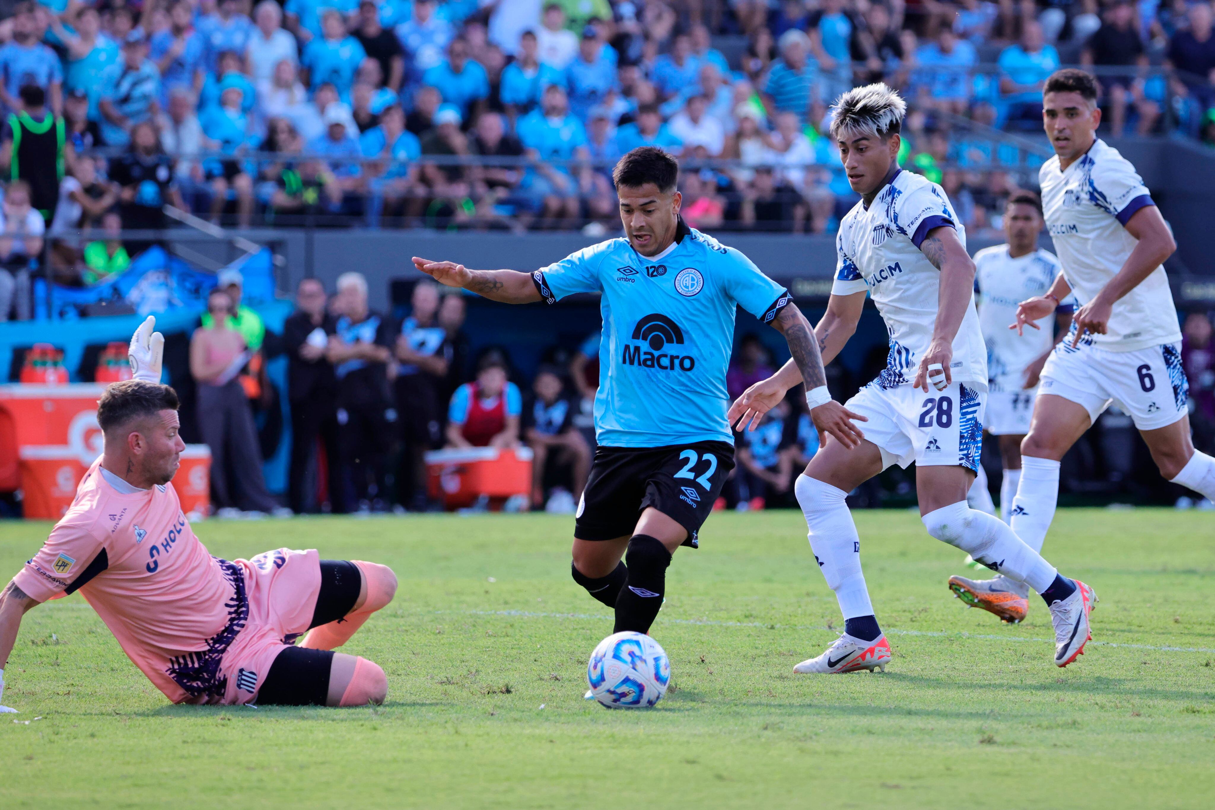 Uvita Fernández, a punto de ser derribado por Guido Herrera.