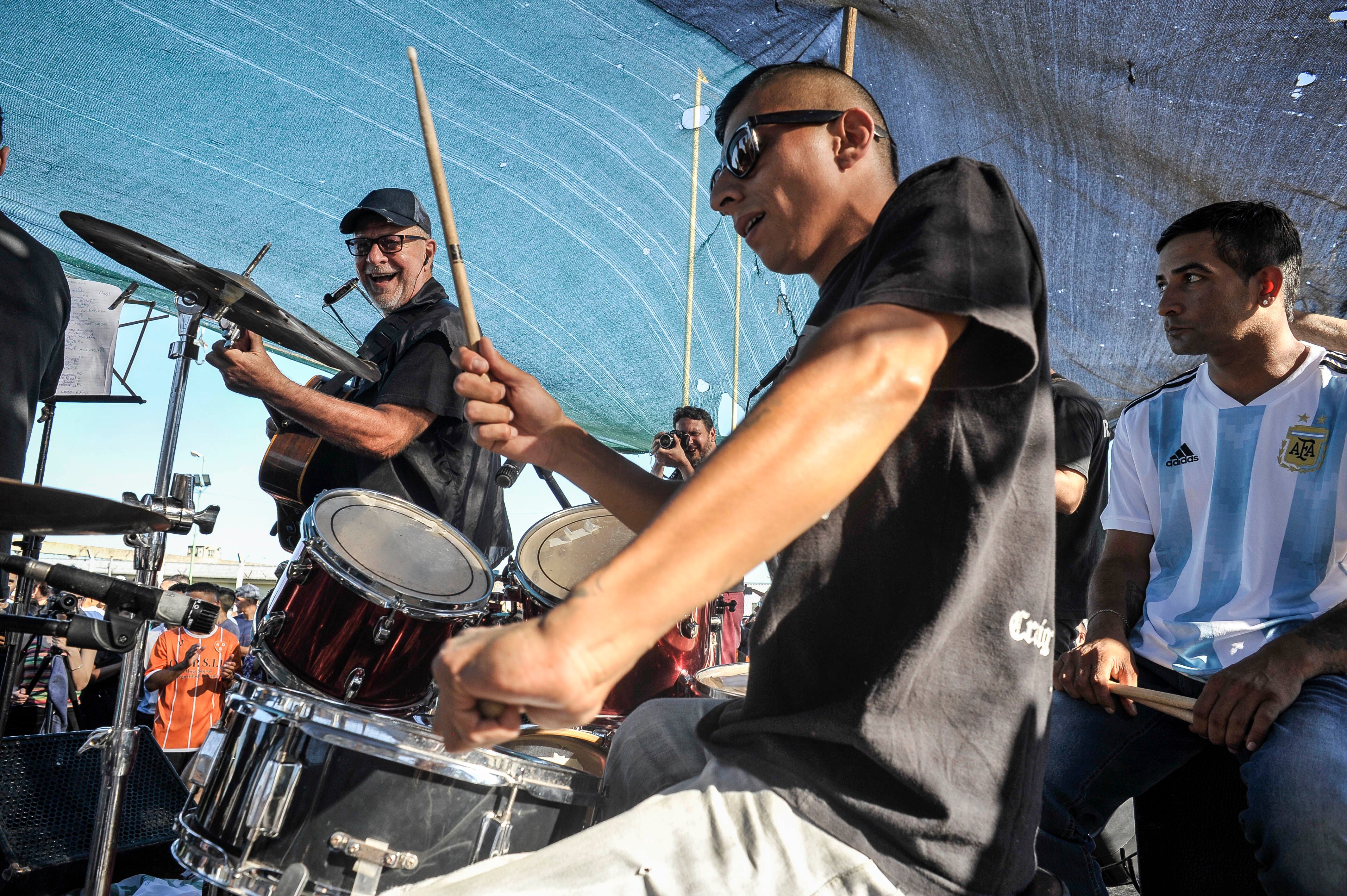 León Gieco tocando junto a la banda Rimas de Alto Calibre.