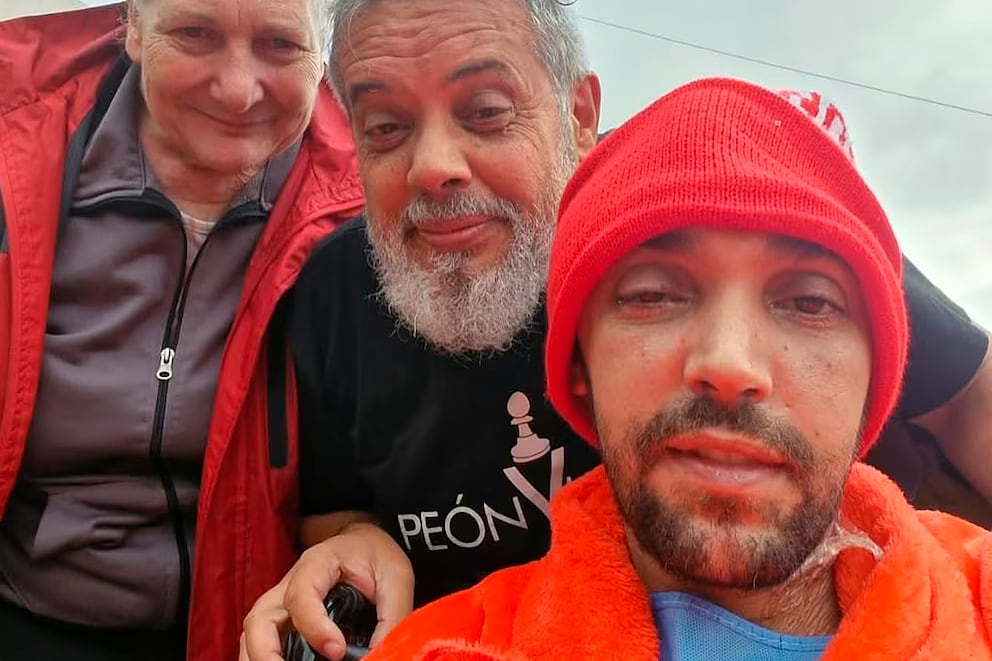 Pablo Grillo junto a su madre y su padre.