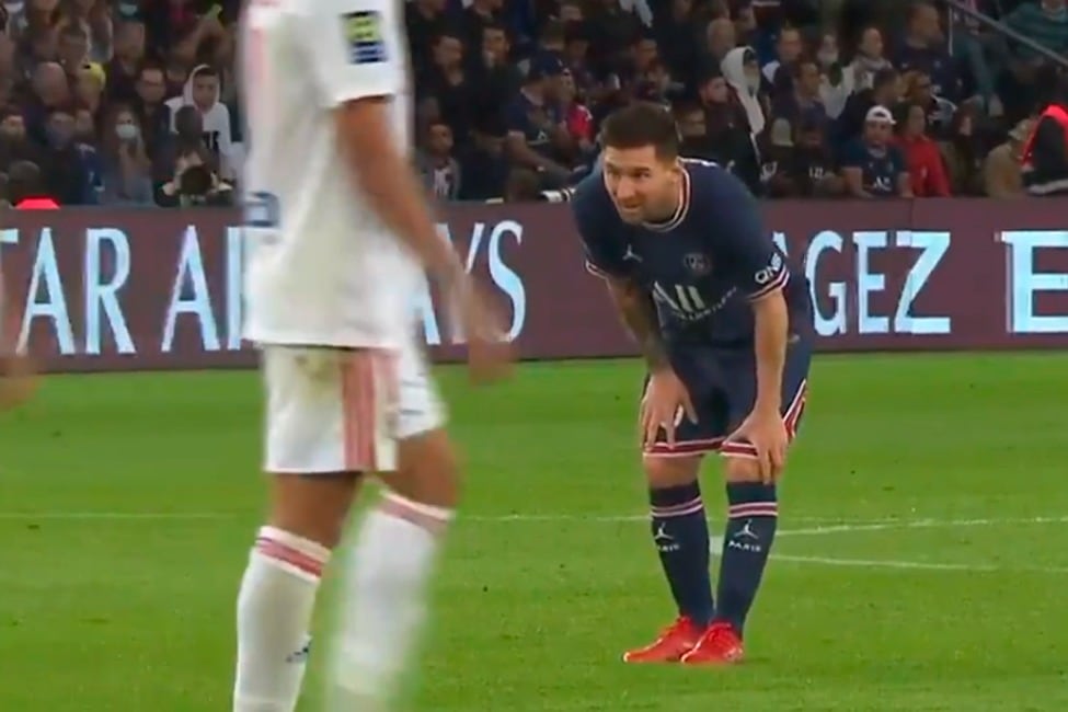 Messi revisó su rodilla izquierda durante el partido ante el Lyon