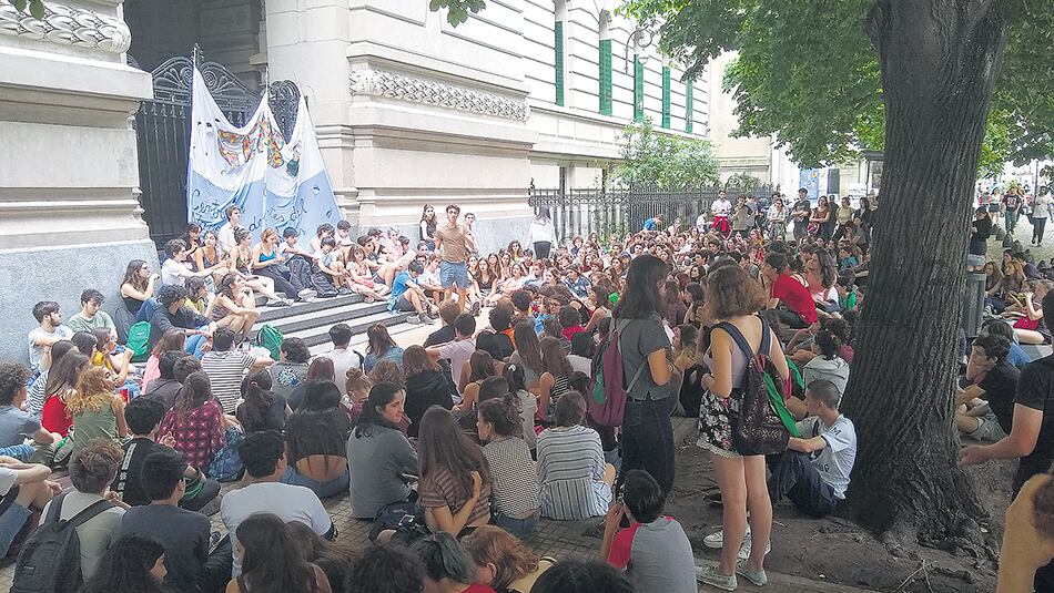 Una asamblea de estudiantes sostuvo la decisión de intentar permanecer en la escuela a la noche.