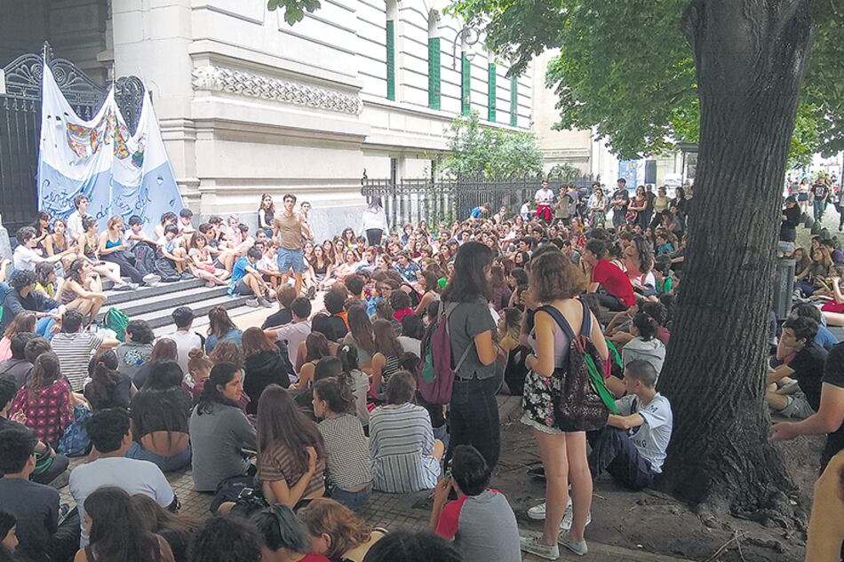 Una asamblea de estudiantes sostuvo la decisión de intentar permanecer en la escuela a la noche.
