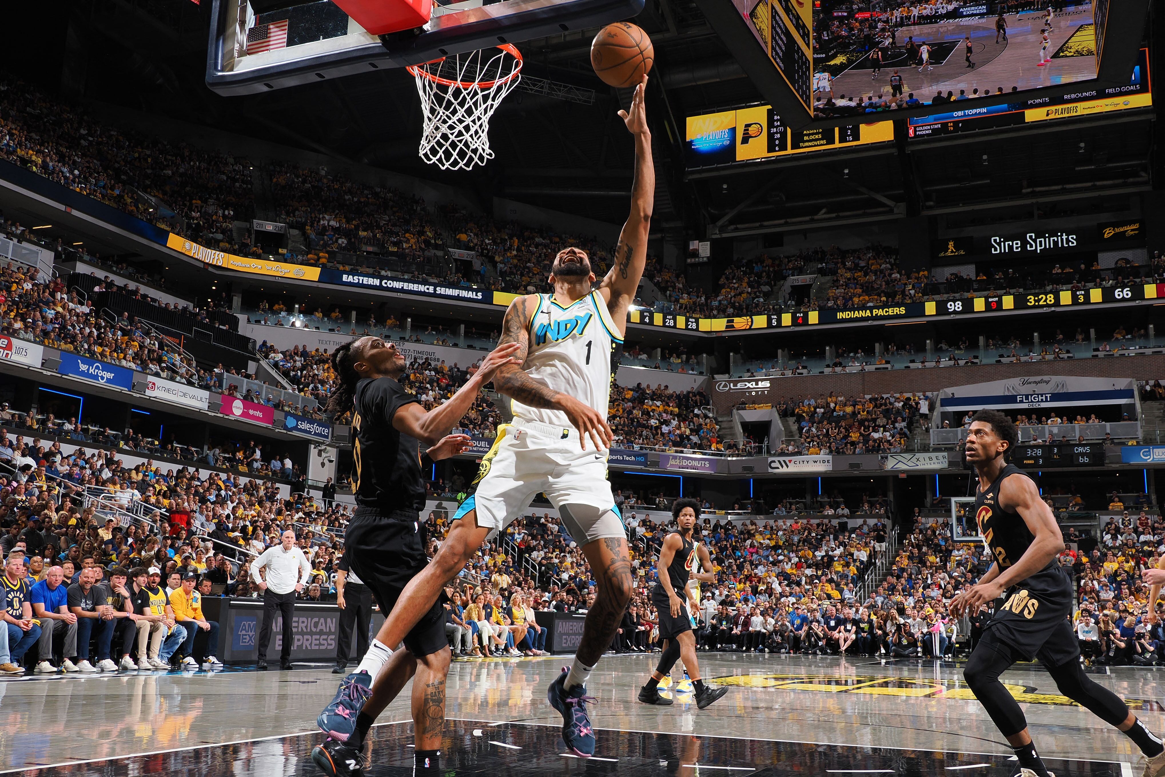 Obi Toppin anota dos de los puntos de Indiana ante Cleveland