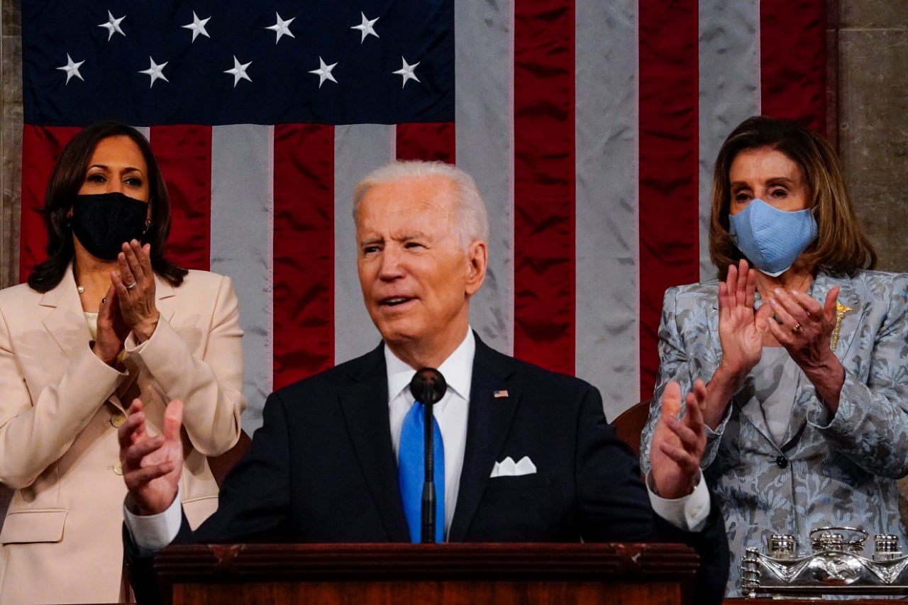 El discurso de Biden recibe el aplauso de Kamala Harris y Nancy Pelosi.