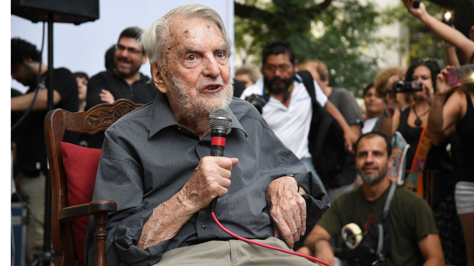 Bayer, durante el homenaje del año pasado en la Plaza Alberti, cuando festejó sus 90 años.