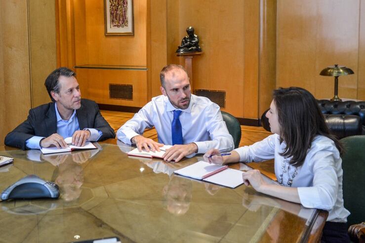 El ministro Martín Guzmán dialogando con los delegados técnicos del FMI.
