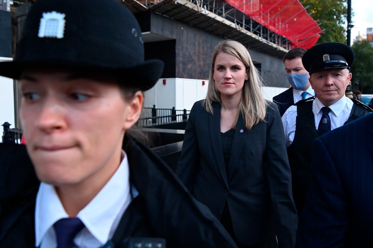 Frances Haugen, al ir a declarar ante legisladores británicos.